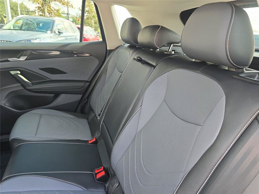 Used 2025 Volkswagen Tiguan SE FWD image 15