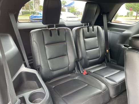Used 2018 Ford Explorer XLT w/ Equipment Group 202A AWD/4WD image 29