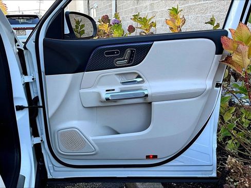 Used 2025 Mercedes-Benz GLB 250 4MATIC image 19