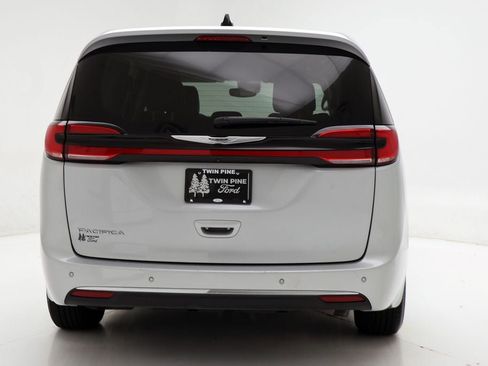 Used 2024 Chrysler Pacifica Touring-L image 8