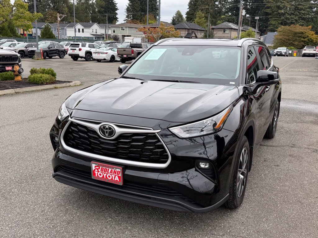 Used 2023 Toyota Highlander XLE AWD/4WD image 4