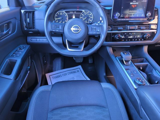 Used 2024 Nissan Pathfinder SV AWD/4WD image 2