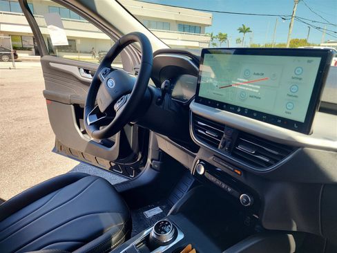 New 2025 Ford Escape SE w/ PHEV Premium Package image 21