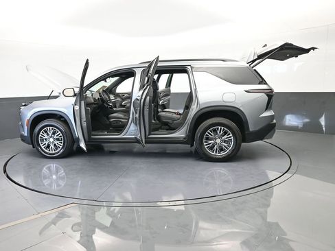 Used 2025 Chevrolet Traverse LT image 75