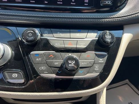 Used 2021 Chrysler Pacifica Limited AWD/4WD image 21