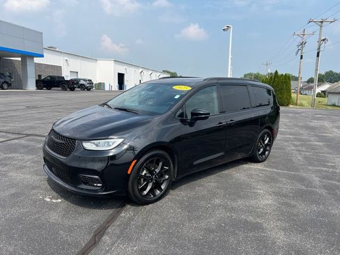 Used 2025 Chrysler Pacifica Limited FWD image 3