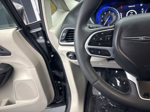 Used 2023 Chrysler Pacifica Touring-L FWD image 27