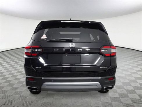 New 2025 Honda Pilot Touring image 4