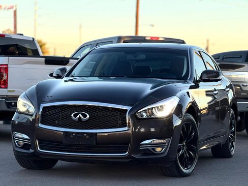 Used 2019 INFINITI Q70 Luxe image 3