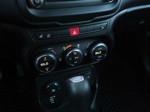 Used 2017 Jeep Renegade Latitude image 40