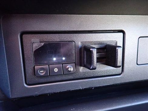 Used 2020 Nissan Titan SL w/ Moonroof Package image 22