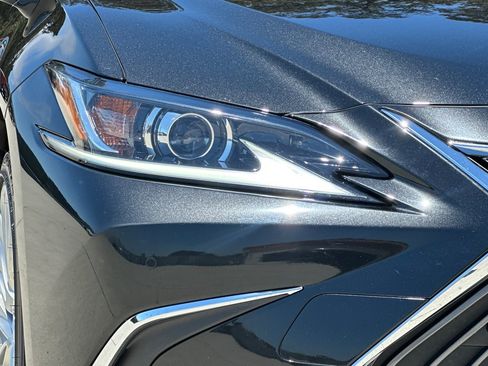 Used 2019 Lexus ES 300h w/ Accessory Package FWD image 10
