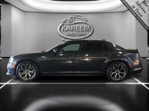 Used 2018 Chrysler 300 S w/ 300S Premium Group RWD image 8