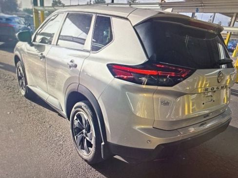 Certified 2025 Nissan Rogue SV FWD image 8
