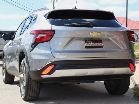 Used 2025 Chevrolet Trax LT w/ LT Convenience Package FWD image 16