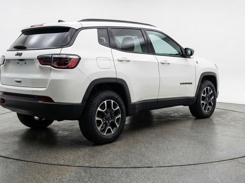 Used 2025 Jeep Compass Trailhawk AWD/4WD image 9