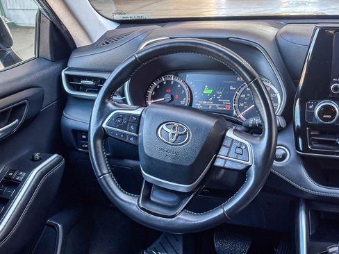 Used 2024 Toyota Highlander XLE FWD image 18