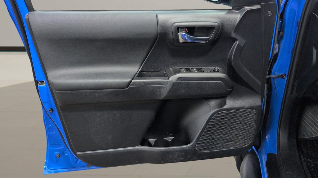 Used 2020 Toyota Tacoma TRD Sport AWD/4WD image 7
