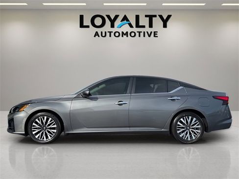 Used 2024 Nissan Altima 2.5 SV w/ SV Premium Package image 2