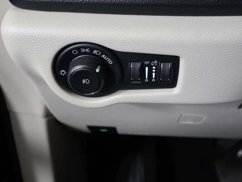 Used 2023 Chrysler Pacifica Touring-L FWD image 35