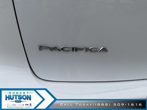 Used 2023 Chrysler Pacifica Touring-L FWD image 24