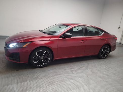 Used 2023 Nissan Altima 2.5 SR w/ SR Premium Package FWD image 2