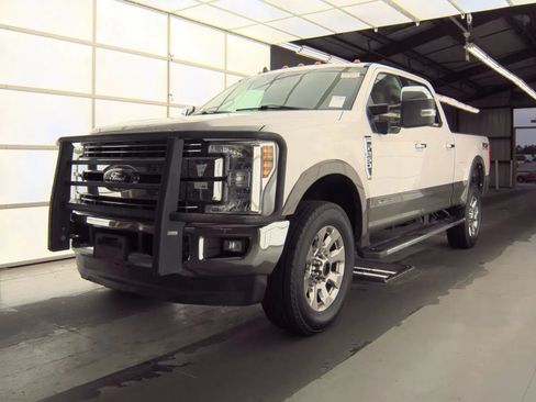 Used 2019 Ford F250 Lariat w/ Lariat Ultimate Package AWD/4WD image 3