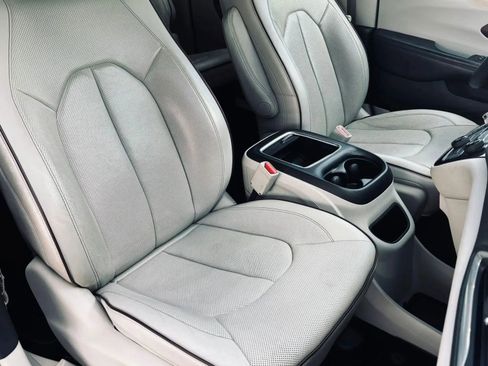Used 2017 Chrysler Pacifica Limited FWD image 21