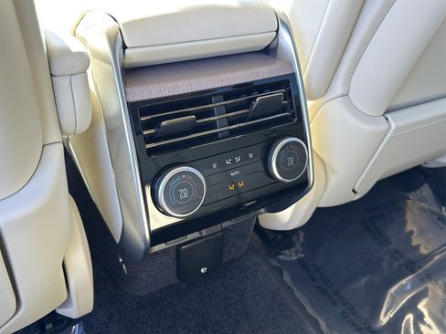 Used 2025 Land Rover Range Rover SE image 12