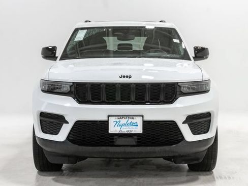 Used 2023 Jeep Grand Cherokee Altitude AWD/4WD image 6