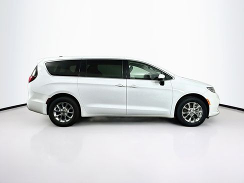 Used 2023 Chrysler Pacifica Touring-L AWD/4WD image 10