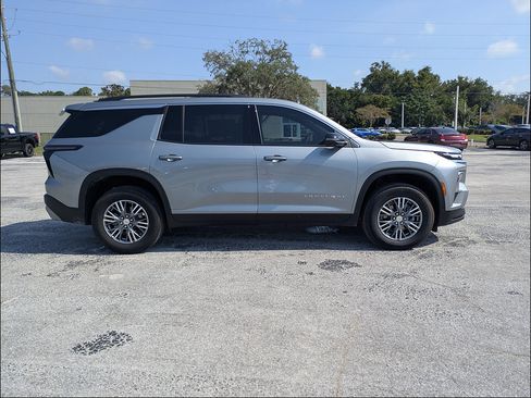 Certified 2025 Chevrolet Traverse LT w/ Driver Confidence Package FWD image 3