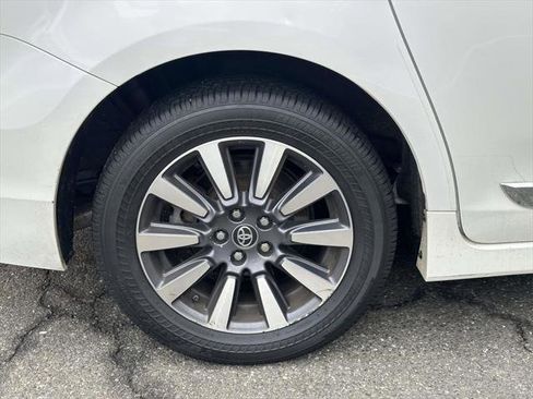 Used 2019 Toyota Sienna XLE image 8