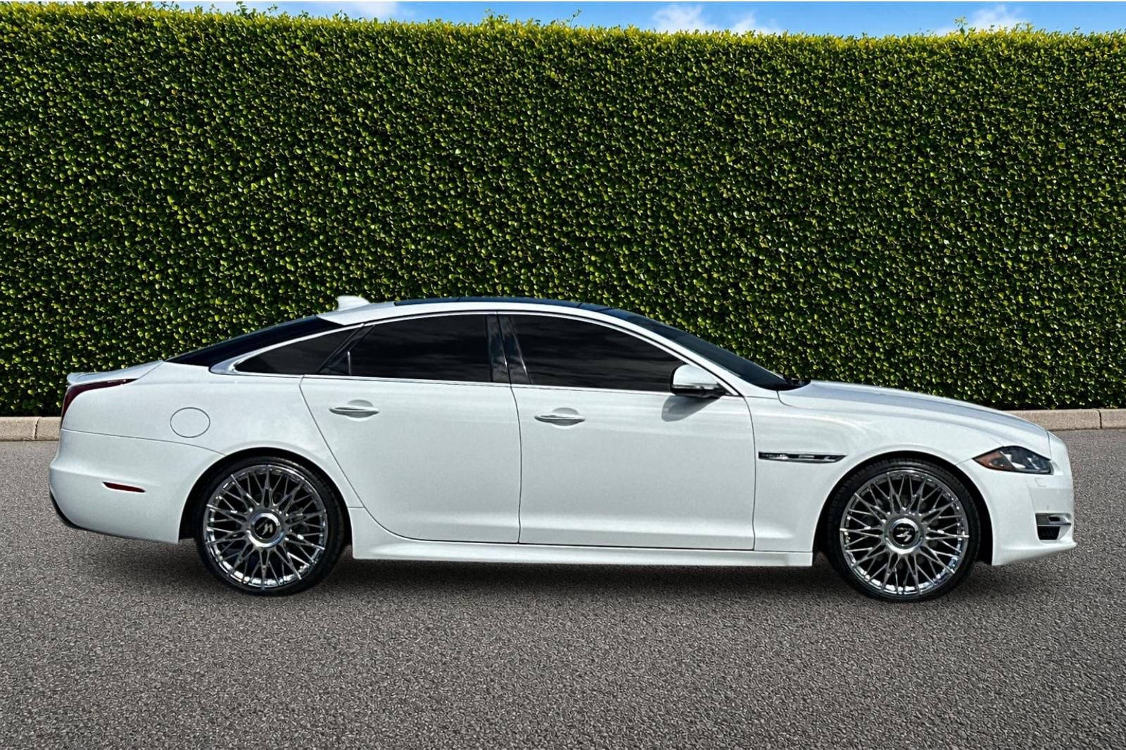 Used 2016 Jaguar XJ R-Sport RWD image 3