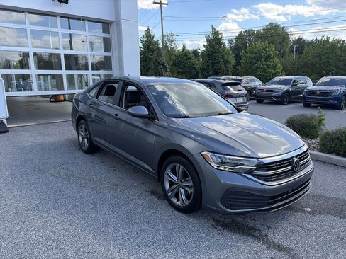 Used 2024 Volkswagen Jetta SE FWD image 3