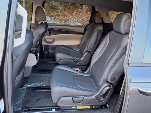 New 2026 Kia Carnival LX FWD image 4