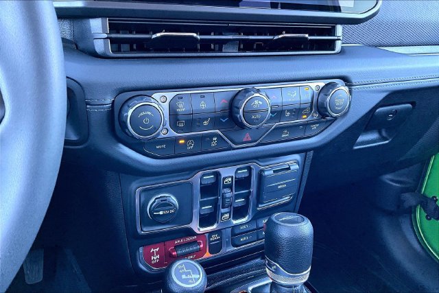 Used 2025 Jeep Gladiator Mojave w/ Convenience Group AWD/4WD image 17