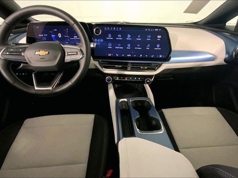 Used 2025 Chevrolet Equinox EV LT FWD image 16