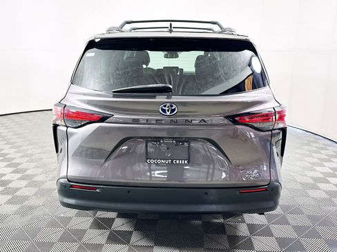 Used 2021 Toyota Sienna XLE image 4