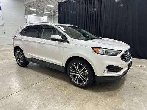 Used 2019 Ford Edge Titanium w/ Cold Weather Package AWD/4WD image 2