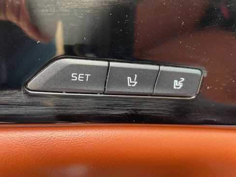 Used 2024 Kia Carnival SX Prestige image 6