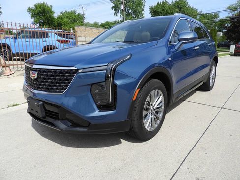 Used 2025 Cadillac XT4 Premium Luxury w/ Cold Weather Package AWD/4WD image 5