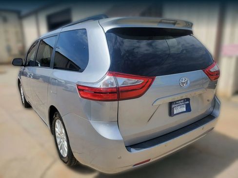 Used 2017 Toyota Sienna XLE w/ XLE Navigation Package FWD image 6