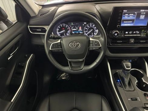 Used 2022 Toyota Highlander XLE FWD image 17