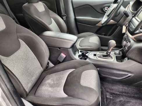 Used 2018 Jeep Cherokee Latitude w/ Cold Weather Group image 21