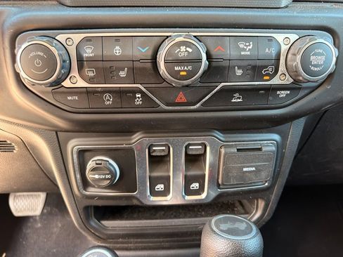 Used 2023 Jeep Wrangler Sport AWD/4WD image 19