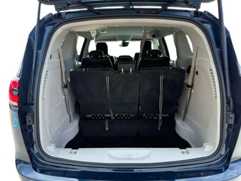 Used 2022 Chrysler Pacifica Touring-L w/ Uconnect Theater Family Group FWD image 6