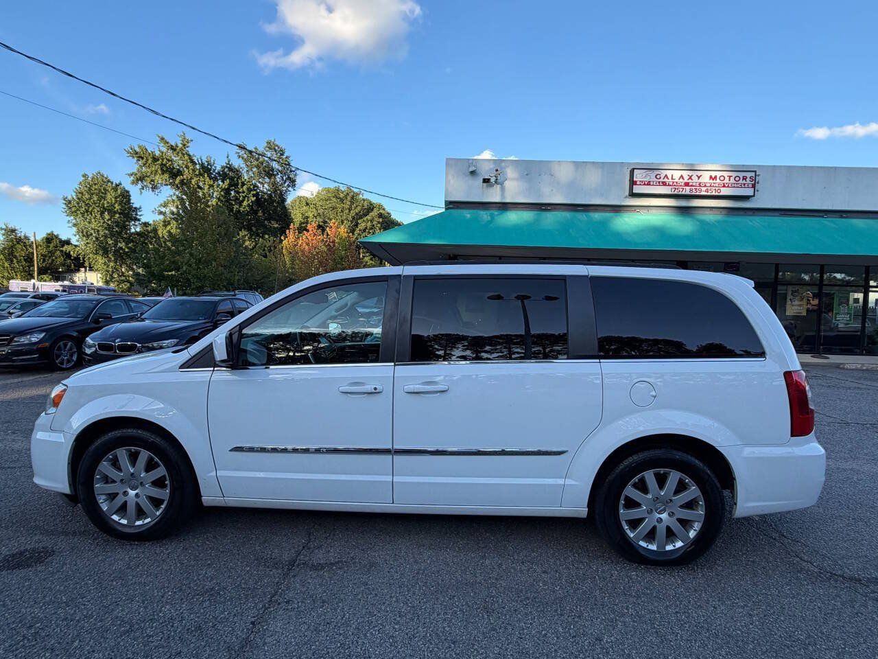 Used 2016 Chrysler Town & Country Touring FWD image 7