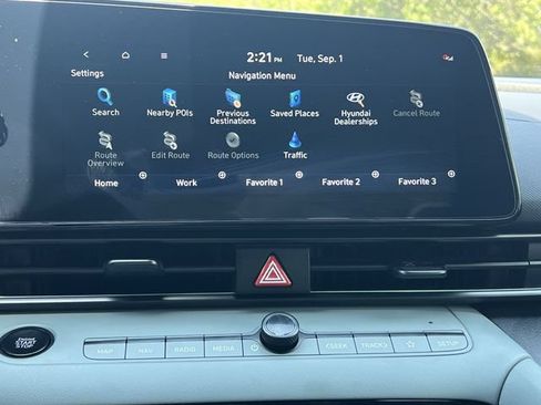 Certified 2025 Hyundai Elantra Limited FWD image 22