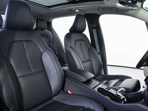 Certified 2025 Volvo XC40 B5 Plus image 23